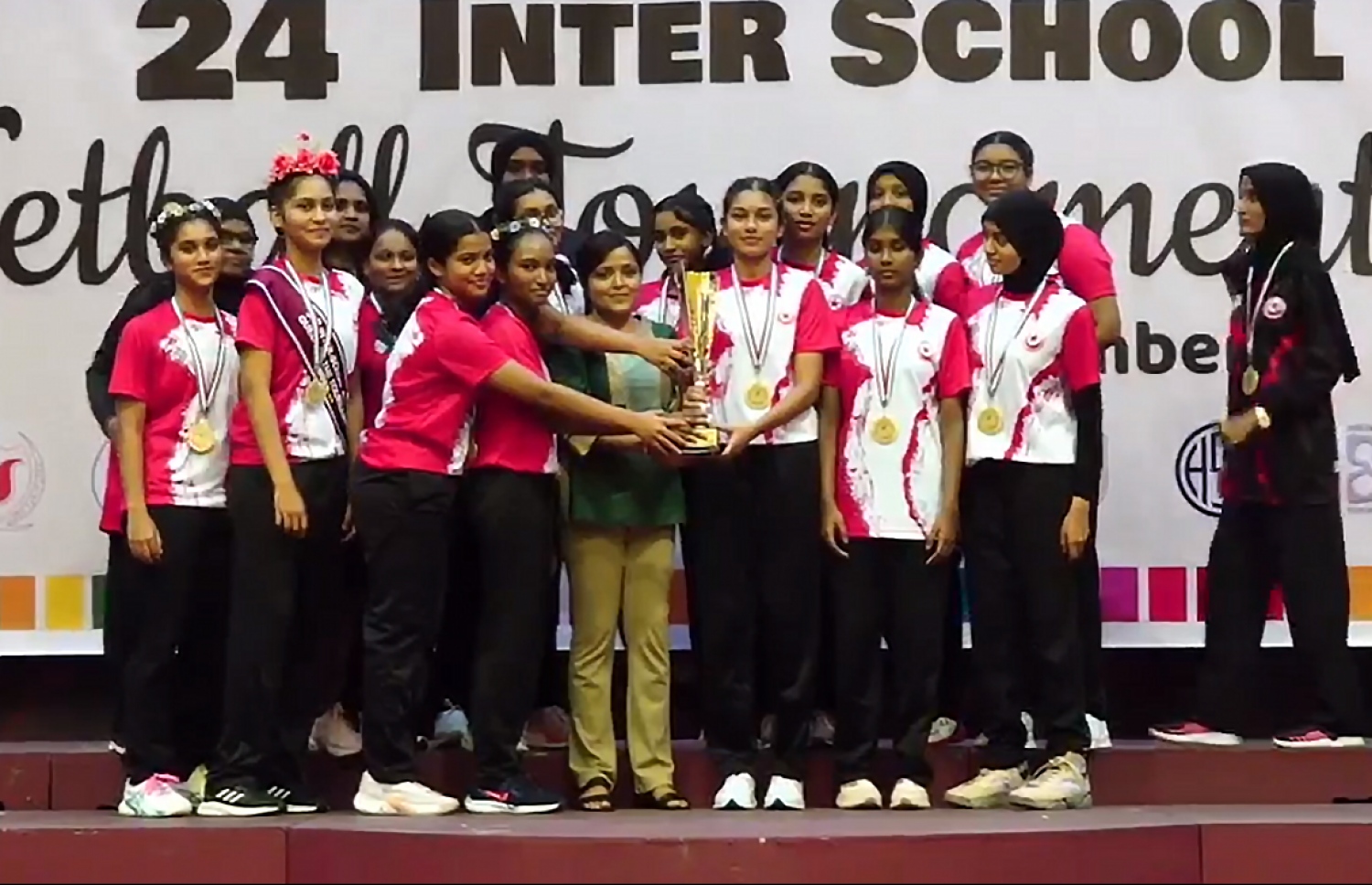 17 އަހަރުން ދަށުގެ ޗެމްޕިއަންކަން ހޯދި އިސްކަންދަރު ސްކޫލް ޓީމު.--