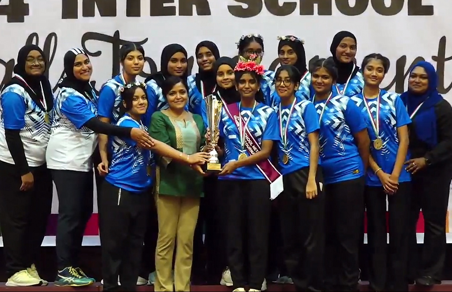 19 އަހަރުން ދަށުގެ ތަށި ދިފާއުކުރި ވިލާ ސްކޫލް ޓީމު.--