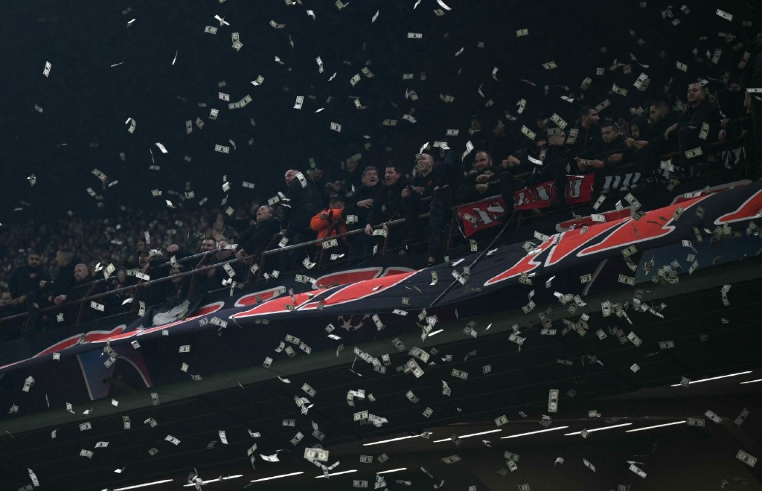 ސަޕޯޓަރުން ވަނީ ދަނޑަށް ފޭކު ޑޮލަރު ނޫޓޫ އުކައި ޑޮންނަރުއްމާ އަށް ފުރައްސާރަ ކޮށްފަ.-- ފޮޓޯ: އޭއެފްޕީ