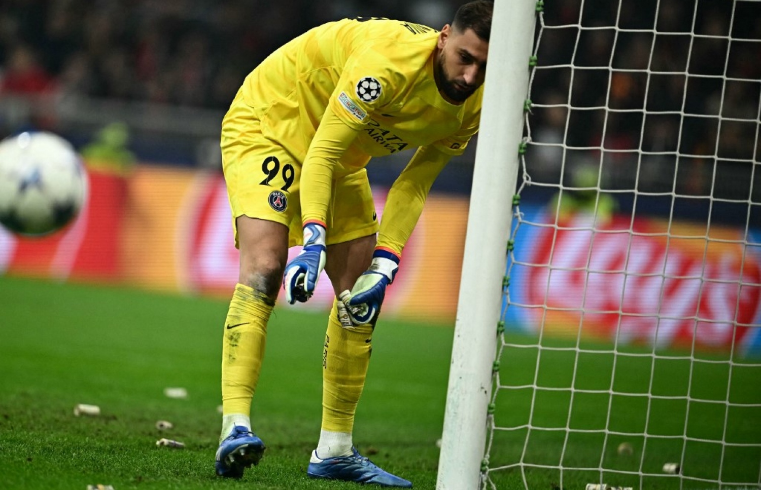 ރޭގެ މެޗުގައި ޑޯންނަރުއްމާ، އޭނާ މިލާންގެ ކޮންޓްރެކްޓް ގަބޫލު ނުކޮށް ބޮޑޫ މުސާރައަށް ޕީއެސްޖީ އަށް ބަދަލުވުމުން މިލާންގެ ސަޕޯޓަރުން އަދިވެސް ތިބީ އޭނާއާ މެދު ހިތްހަމަ ނުޖެހިފަ.-- ފޮޓޯ: އޭއެފްޕީ