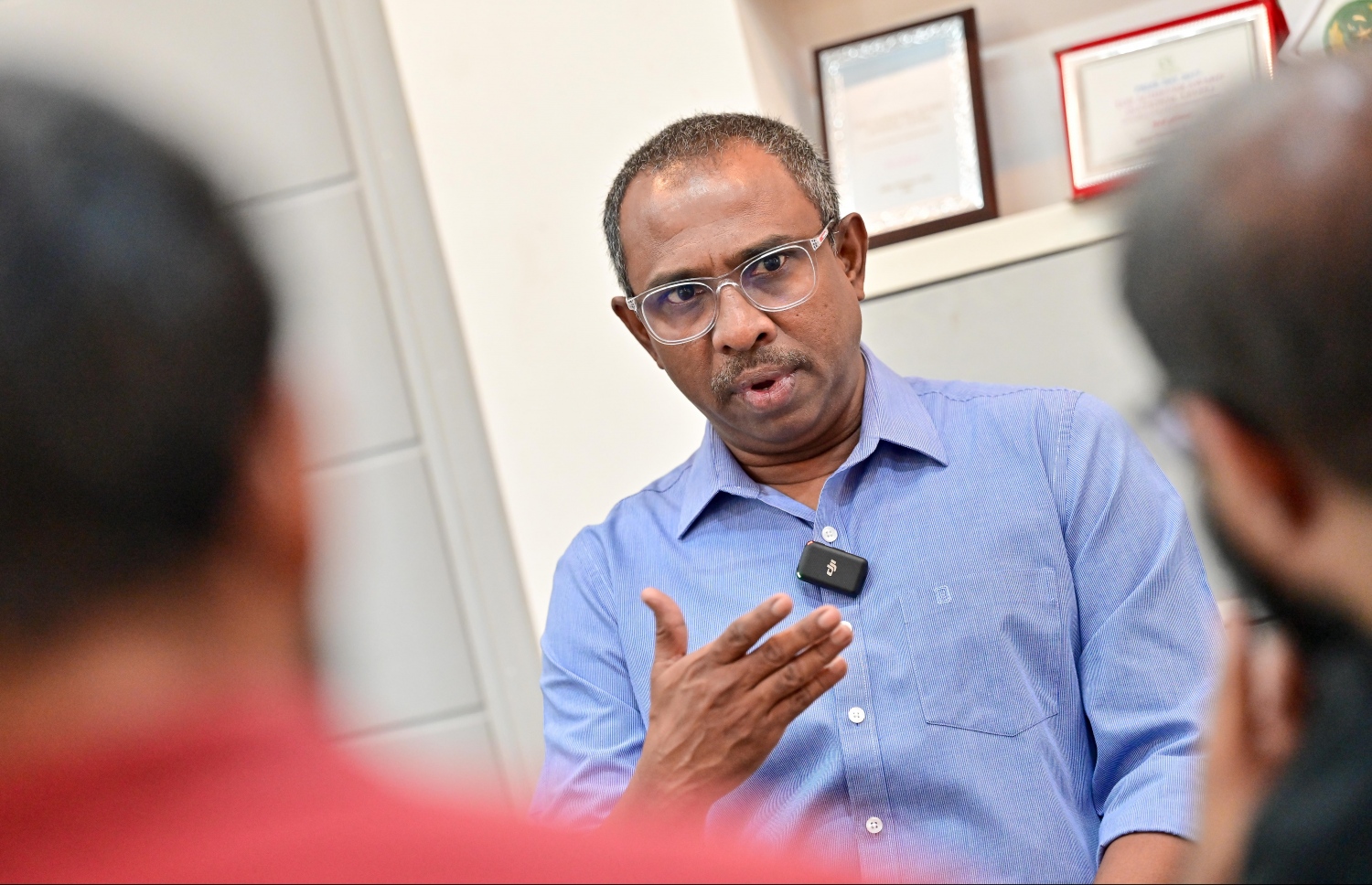 އަލީ އާޒިމް އިންޓަވިއު ދެއްވަނީ -- ފޮޓޯ: ނިޝާން އަލީ/ މިހާރު