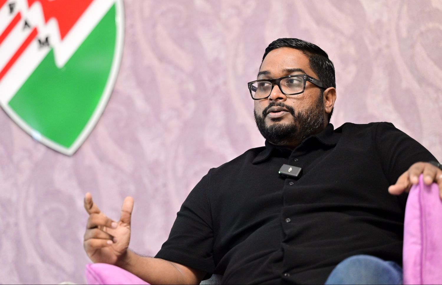 ބައްސާމް "މެދުސަފުހާ" އަށް އިންޓަވިއު ދެއްވަނީ -- ފޮޓޯ: ނިޝާން އަލީ/ މިހާރު