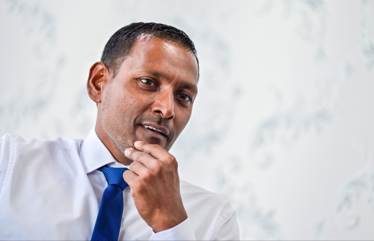 ޝަމީމް، "މެދުސަފުހާ" އަށް އިންޓަވިއު ދެއްވަނީ -- ފޮޓޯ: ފަޔާޒް މޫސާ/ މިހާރު