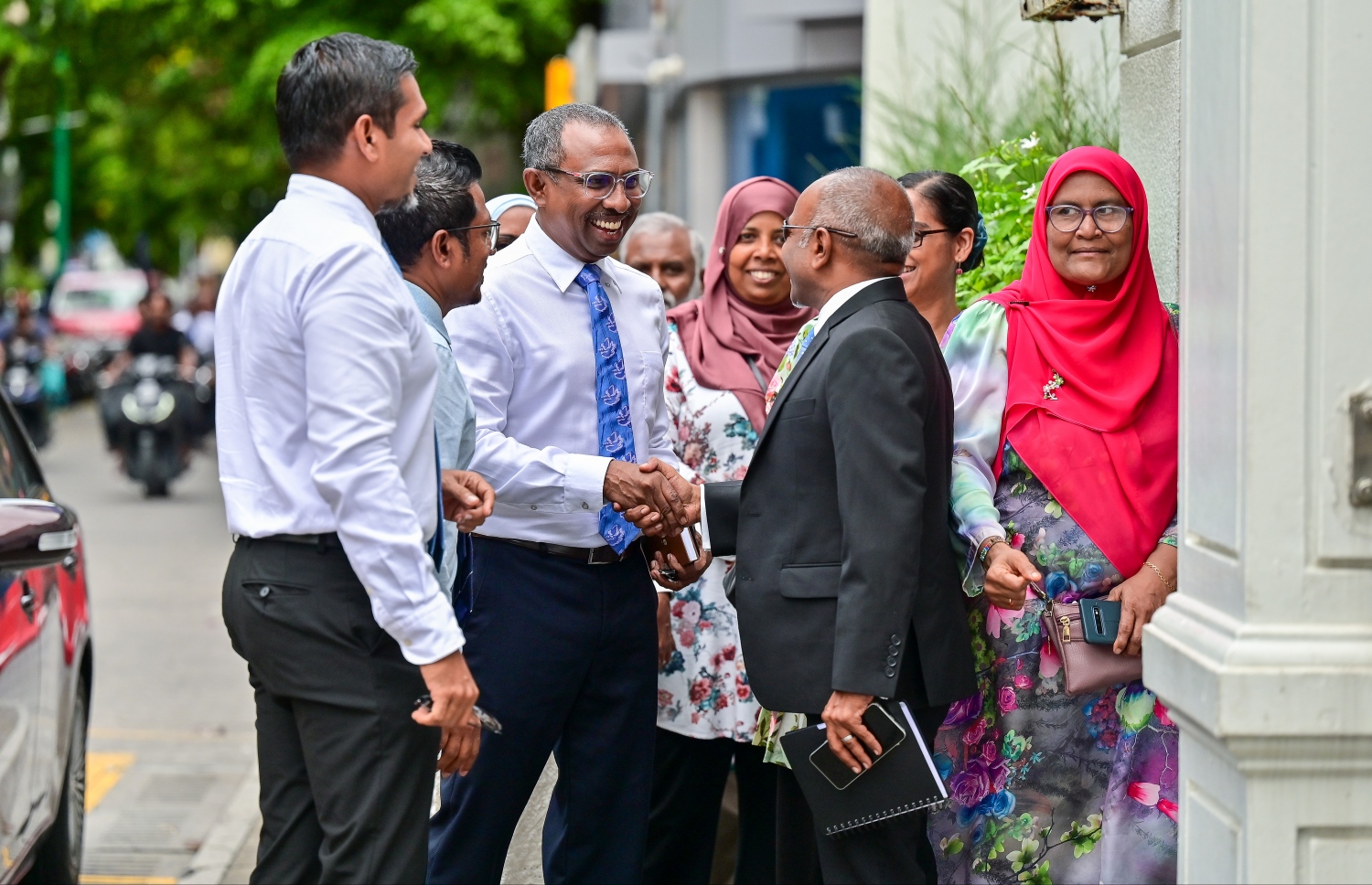 މަޖިލީހުގެ ރައީސްގެ އިތުބާރު ނެތްކަމުގެ މައްސަލާގައި އެމްޑީޕީން ހުށަހަޅާފައިވާ މައްސަލައިގެ ހުކުމް ކުރި ޝަރީއަތުގެ މަޖިލީހަށް ނަޝީދު ނިސްބަތްވެވަޑައިގަންނަވާ ޑިމޮކްރެޓްސްގެ މަޖިލިސް މެމްބަރުން ސުޕްރީމް ކޯޓު ބޭރުގައި.-- ފޮޓޯ: ފަޔާޒް މޫސާ / މިހާރު