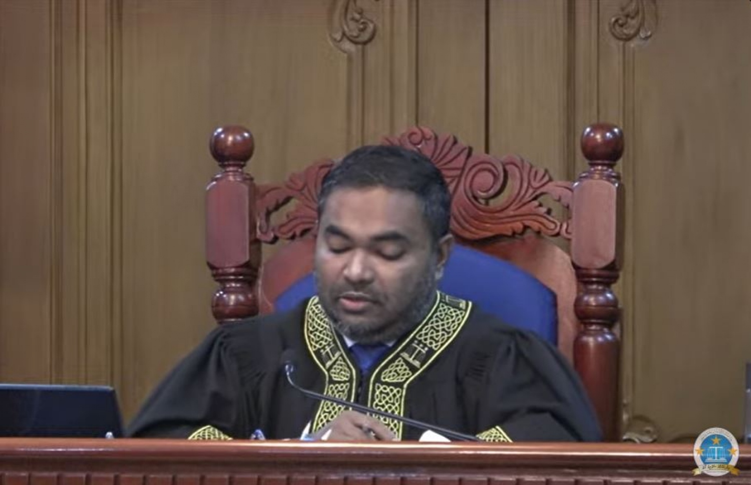 ފަނޑިޔާރު މަހާޒް މިއަދު ހުކުމް އިއްވަވަނީ. --