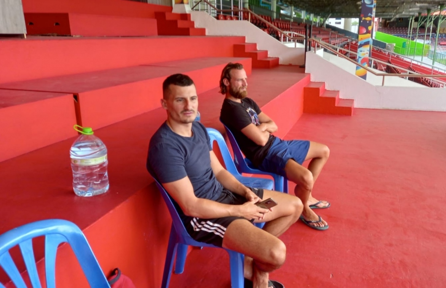 މުސާރަ ނުދީގެން ބަނޑުހައި ހޫނުކަމުގެ ހަޅުތާލު ކުރި ދެ ކުޅުންތެރިން ކަމަށްވާ އީވާން ވެރަސް އާއި މިލޯސް ކޮވަސިޗް ގަލޮޅުދަނޑުގައި އެ ހަޅުތާލު ކުރިއަށް ދަނީ --- ފައިލް ފޮޓޯ: މިހާރު