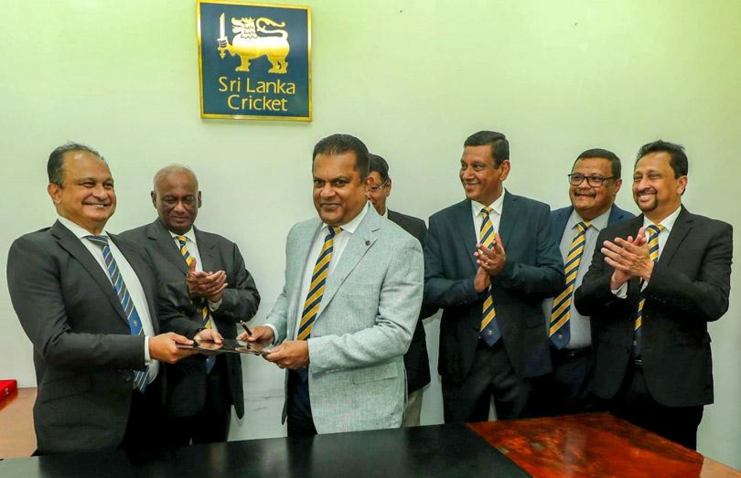 ލަންކާގެ ކްރިކެޓްގެ ރައީސް ޝަމްމީ ސިލްވާ މެއި މަހު އެ މަގާމަށް އިންތިހާބުވެ ރަސްމީކޮށް އެ މަގާމާ ހަވާލުވެވަޑައިގަތުމަށް ބޭއްވި ރަސްމިއްޔާތުގެ ތެރެއިން --- ފޮޓޯ: ޑެއިލީ މިރާ