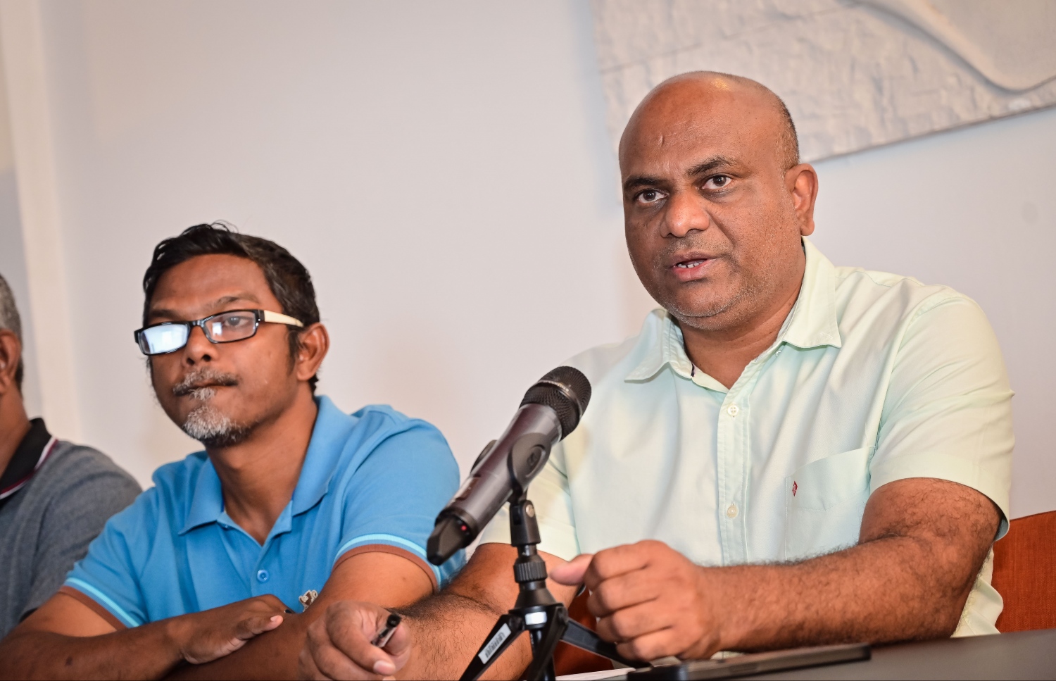 ވީއޭއެމްގެ ރައީސް މުހައްމަދު ލަތީފް އަދި ގައުމީ ޓީމުގެ ކުރީގެ ކޯޗު ޝަރަފް --- ފައިލް ފޮޓޯ: ނިޝާން އަލީ | މިހާރު