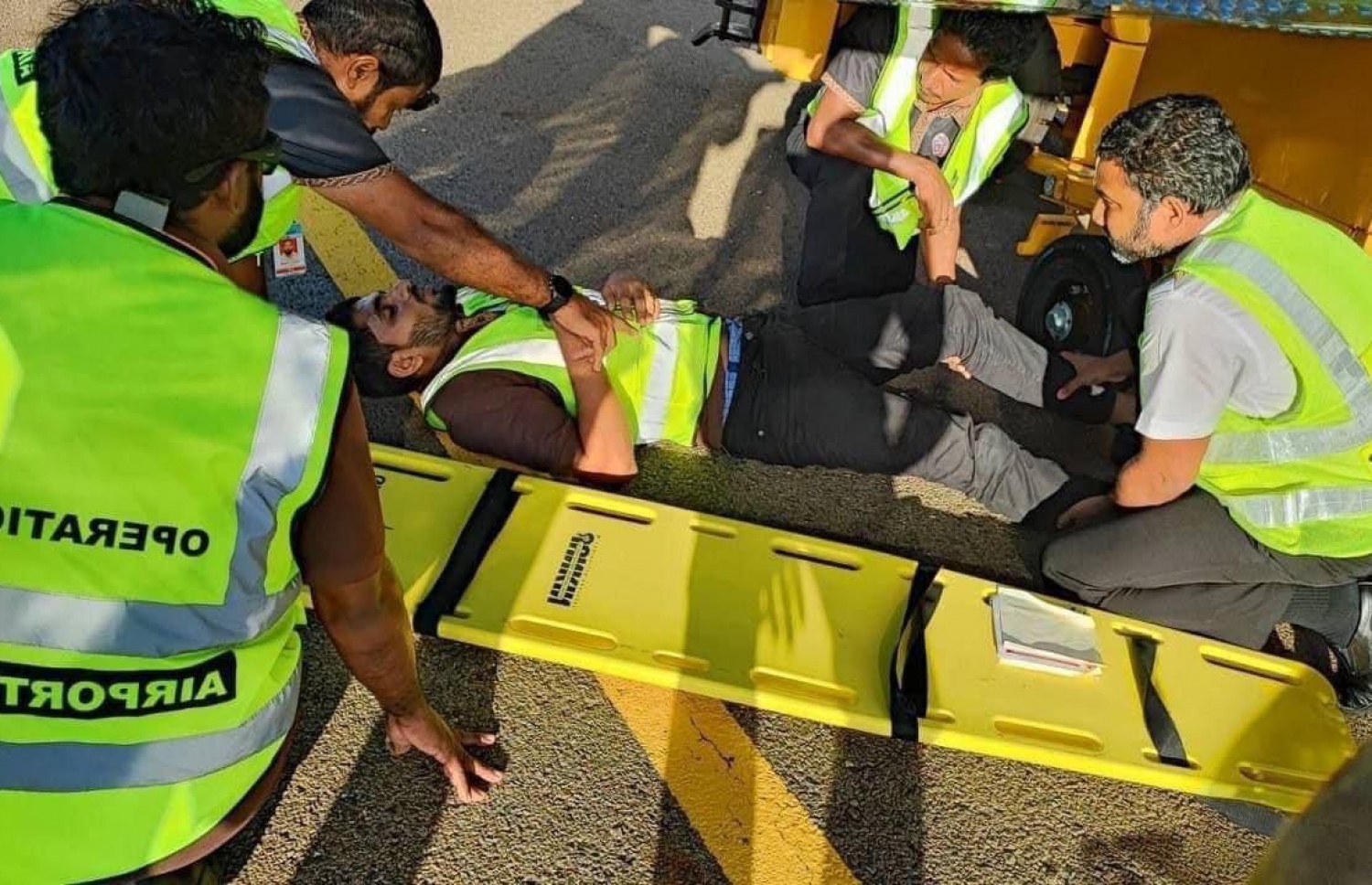 ފުވައްމުލަކު އެއާޕޯޓުގައި މޯލްޑިވިއަންގެ ފްލައިޓެއްގައި ކާގޯ ވެހިކަަލެއް ޖެހި ހިނގި އެކްސިޑެންޓުގައި އަނިޔާވި މީހާ ސްޓްރެޗާއަށް އަރުވަނީ.-- ފޮޓޯ: އެމްޑީޕީ