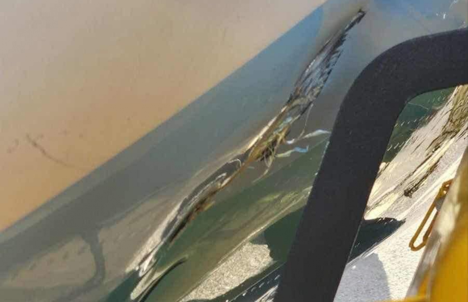 ފުވައްމުލަކުގައި ކާގޯ ވެހިކަލެއް މޯލްޑިވިއަންގެ ފްލައިޓެއްގައި ޖެހި ފްލައިޓުގެ ބައެއް ހަލާކުވެފައި.-- ފޮޓޯ: އެމްޑީޕީ