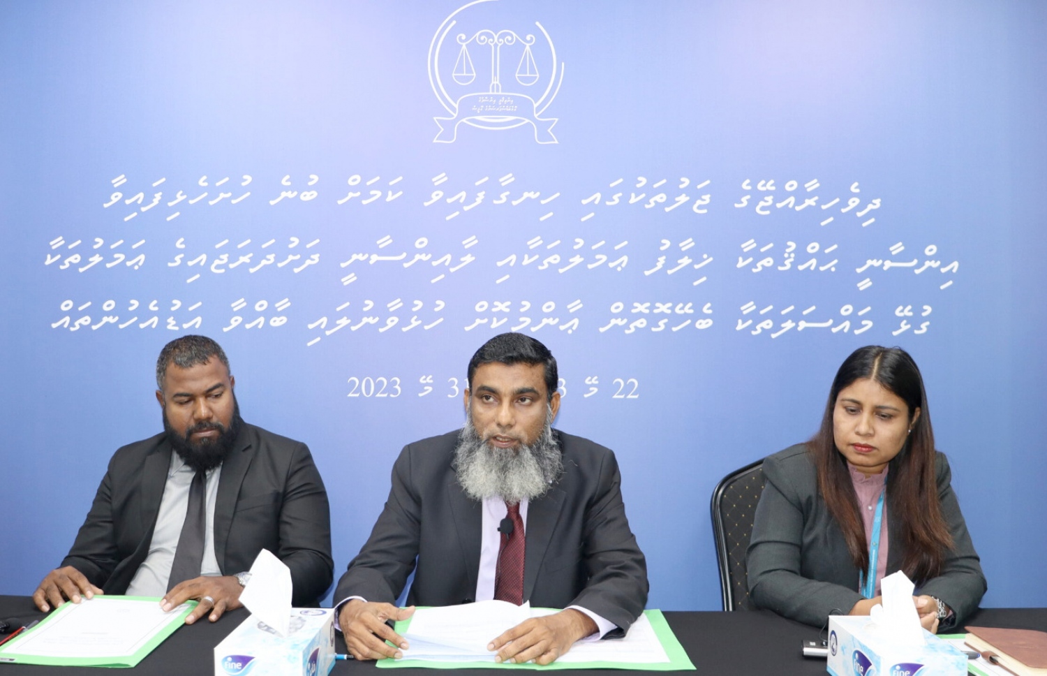 އިންތިގާލީ އިންސާފުގެ އޮފީހުން ބޭއްވި އަޑުއެހުމެއްގައި ޗީފް އޮމްބަސްޓްޕާސަން އަބްދުއްސަލާމް (މ) އަދި ޖިހާދާ އަނީސް (ވ) ބައިވެރިވެވަޑައިގަންނަވަނީ.