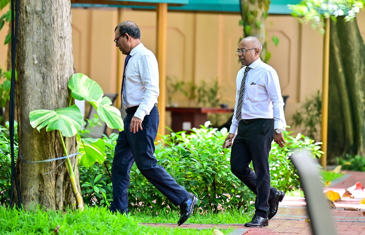 މަޖިލިސް ޖަލްސާގައި ހައިޖާނު ބޮޑުވެފައިވާއިރު ނަޝީދު މަޖިލިސް ގޯތިތެރޭގައި -- ފޮޓޯ: ފަޔާޒް މޫސާ/ މިހާރު