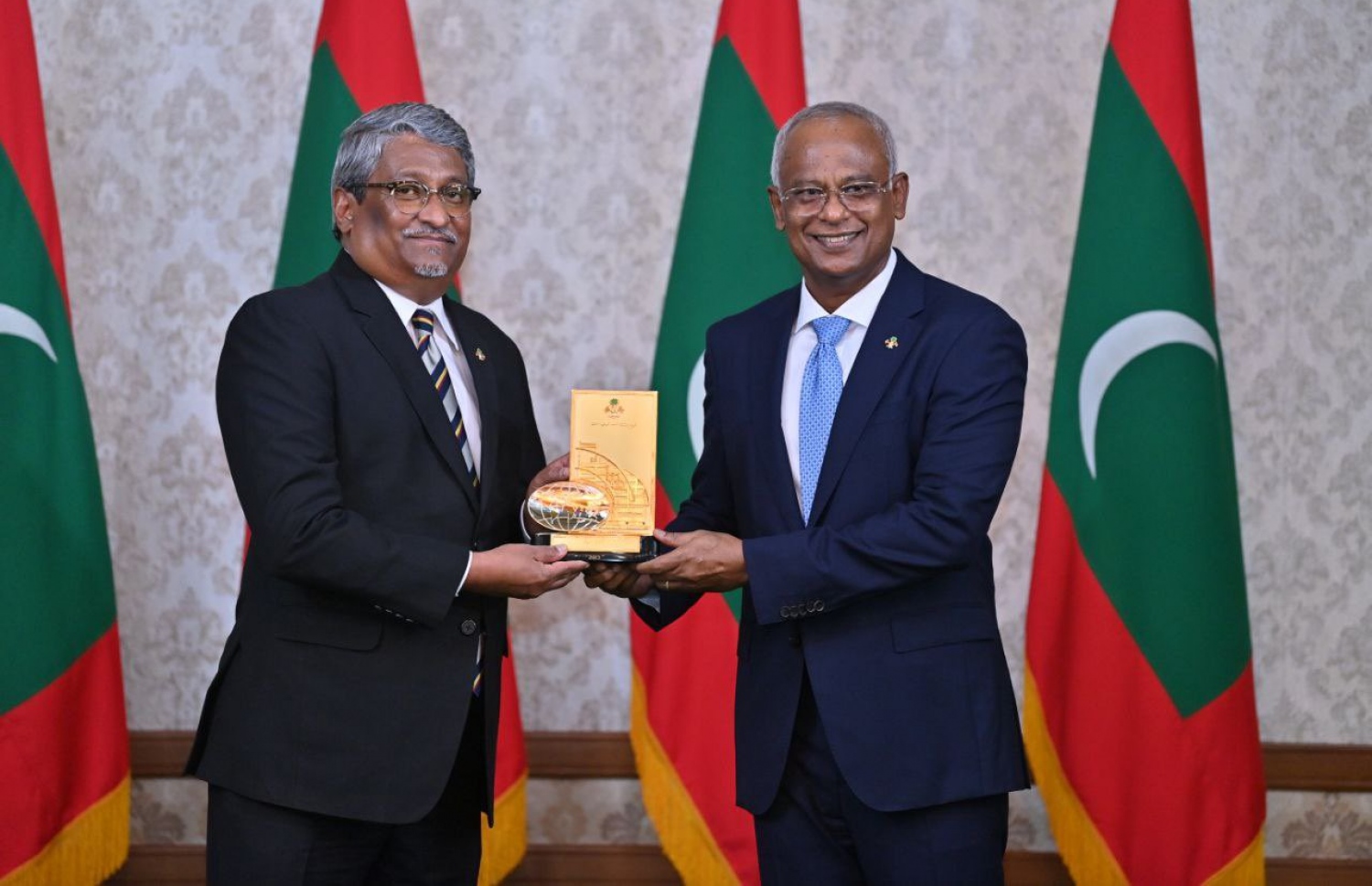 ހާރިޖީ ހިދުމަތުގެ އެންމެ މަތީ ޝަރަފު، ފޮރިން މިނިސްޓްރީގެ ސްޓޭޓް މިނިސްޓަރު އަހުމަދު ހަލީލާ ހަވާލުކުރައްވަނީ -