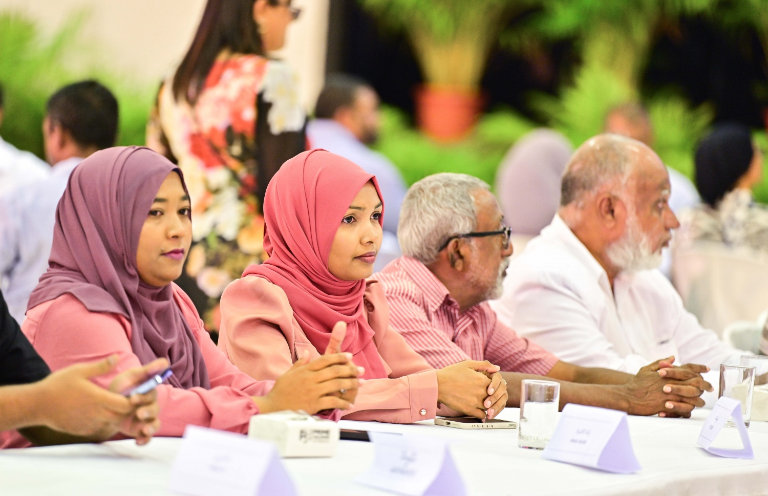 ރައީސް މުއިއްޒު ރިޔާސީ އިންތިހާބު ކުރެއްވުމާ އެކު، މިދިޔަ އަހަރުގެ ފަހުކޮޅު ނޫސްވެރިންނާ އެކު ބޭއްވެވި ބައްދަލުވުމަށް ދިޔަ ބައެއް ނޫސްވެރިން.