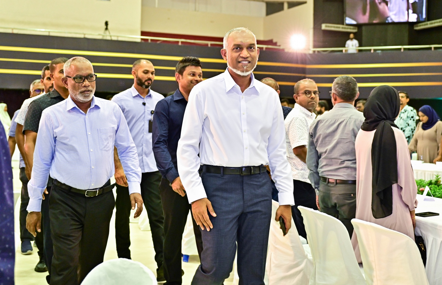 އިންތިހާބީ ރައީސް ޑރ. މުހައްމަދު މުއިއްޒު ނޫސްވެރިންނާ ބައްދަލު ކުރެއްވުމަށް ބޭއްވި ހަފުލާ އަށް ޑރ. މުއިއްޒު ވަޑައިގަންނަވަނީ.-- ފޮޓޯ: ފަޔާޒް މޫސާ /މިހާރު