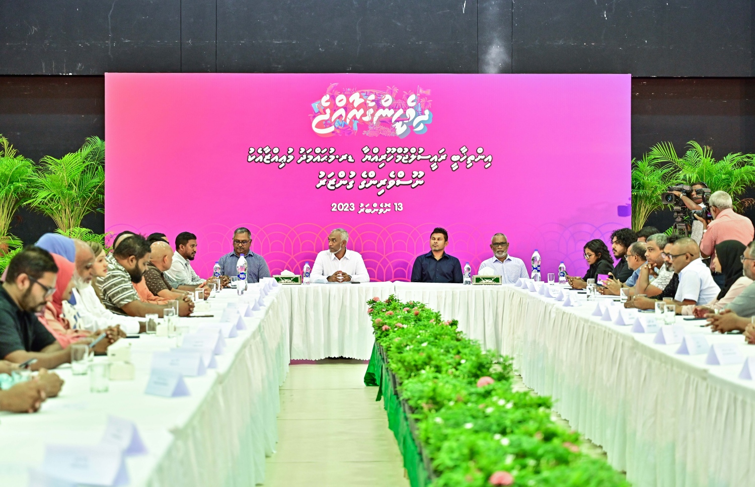 އިންތިހާބީ ރައީސް ޑރ. މުހައްމަދު މުއިއްޒު ނޫސްވެރިންނާ ބައްދަލު ކުރެއްވުމަށް ބޭއްވި ހަފުލާގައި ނޫސްވެރިން ބައިވެރިވަނީ.-- ފޮޓޯ: ފަޔާޒް މޫސާ /މިހާރު