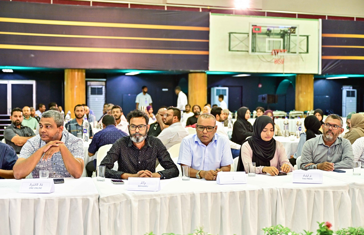 އިންތިހާބީ ރައީސް ޑރ. މުހައްމަދު މުއިއްޒު ނޫސްވެރިންނާ ބައްދަލު ކުރެއްވުމަށް ބޭއްވި ހަފުލާގައި ބައެއް ނޫސްތަކުގެ އިސްވެރިން ބައިވެރިވަނީ.-- ފޮޓޯ: ފަޔާޒް މޫސާ /މިހާރު