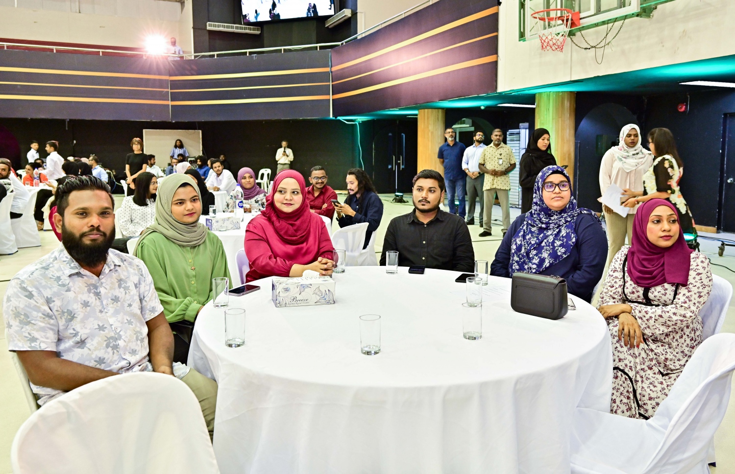 އިންތިހާބީ ރައީސް ޑރ. މުހައްމަދު މުއިއްޒު ނޫސްވެރިންނާ ބައްދަލު ކުރެއްވުމަށް ބޭއްވި ހަފުލާގައި ނޫސްވެރިން ބައިވެރިވަނީ.-- ފޮޓޯ: ފަޔާޒް މޫސާ /މިހާރު