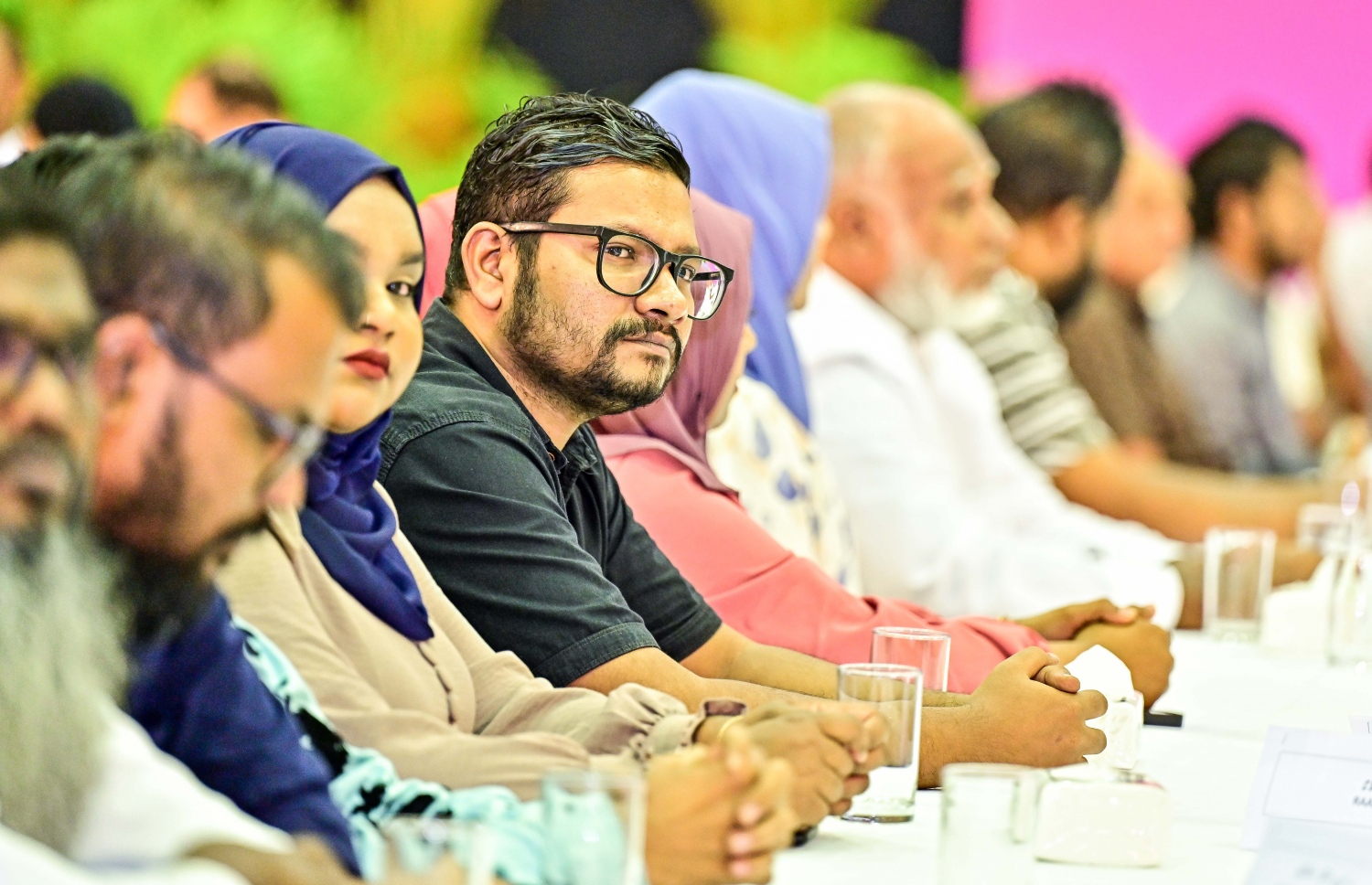 އިންތިހާބީ ރައީސް ޑރ. މުހައްމަދު މުއިއްޒު ނޫސްވެރިންނާ ބައްދަލު ކުރެއްވުމަށް ބޭއްވި ހަފުލާގައި ނޫސްވެރިން ބައިވެރިވަނީ.-- ފޮޓޯ: ފަޔާޒް މޫސާ /މިހާރު