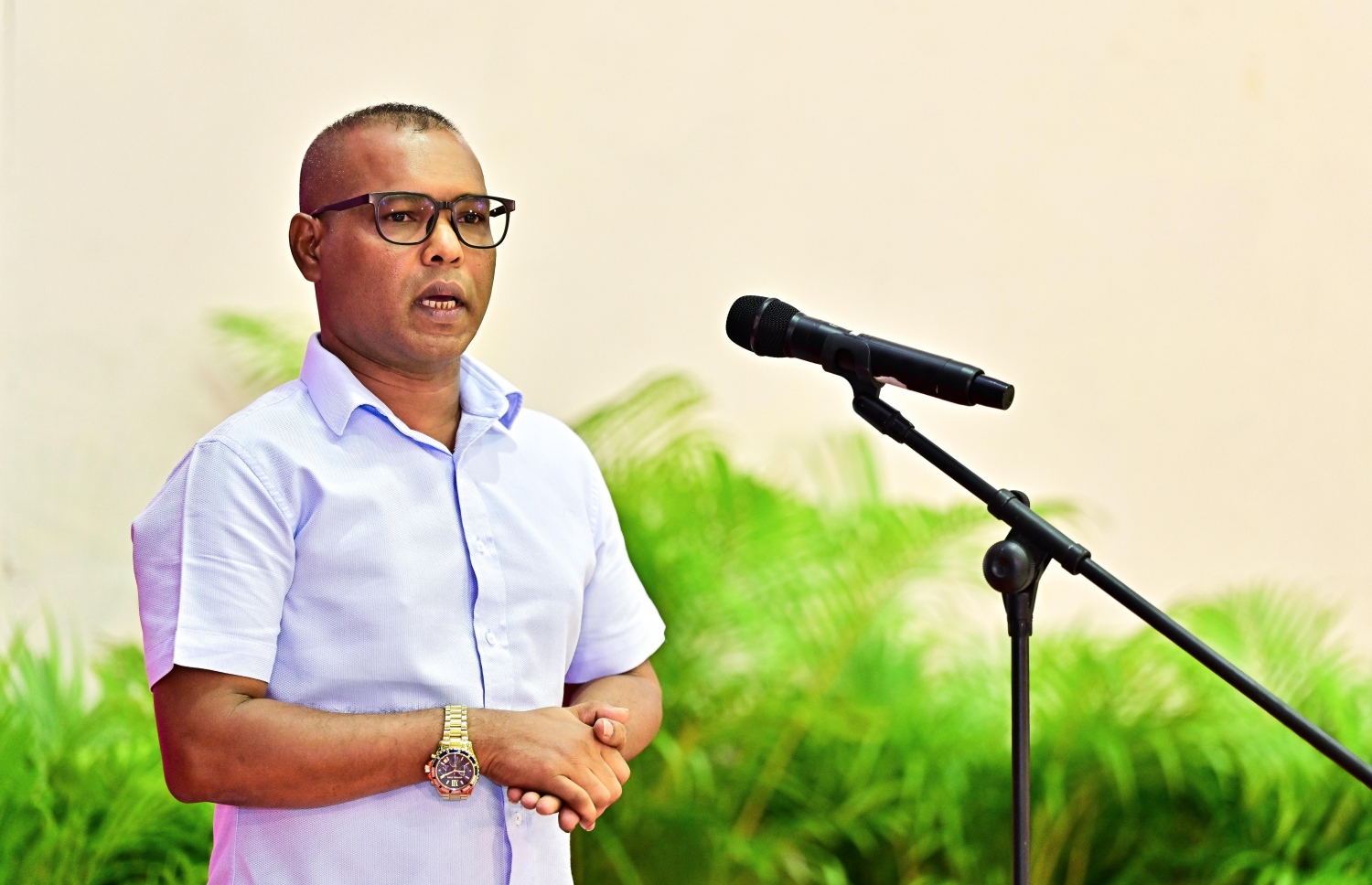 އިންތިހާބީ ރައީސް ޑރ. މުހައްމަދު މުއިއްޒު ނޫސްވެރިންނާ ބައްދަލު ކުރެއްވުމަށްފަހު، ސުވާލު ކުރެއްވުމަށް ހުޅުވާލުމުން "މިނޫސް"ގެ އެޑިޓަަރު މުންޑު އާދަމް ސަލީމް ސުވާލު ކުރައްވަނީ.-- ފޮޓޯ: ފަޔާޒް މޫސާ /މިހާރު