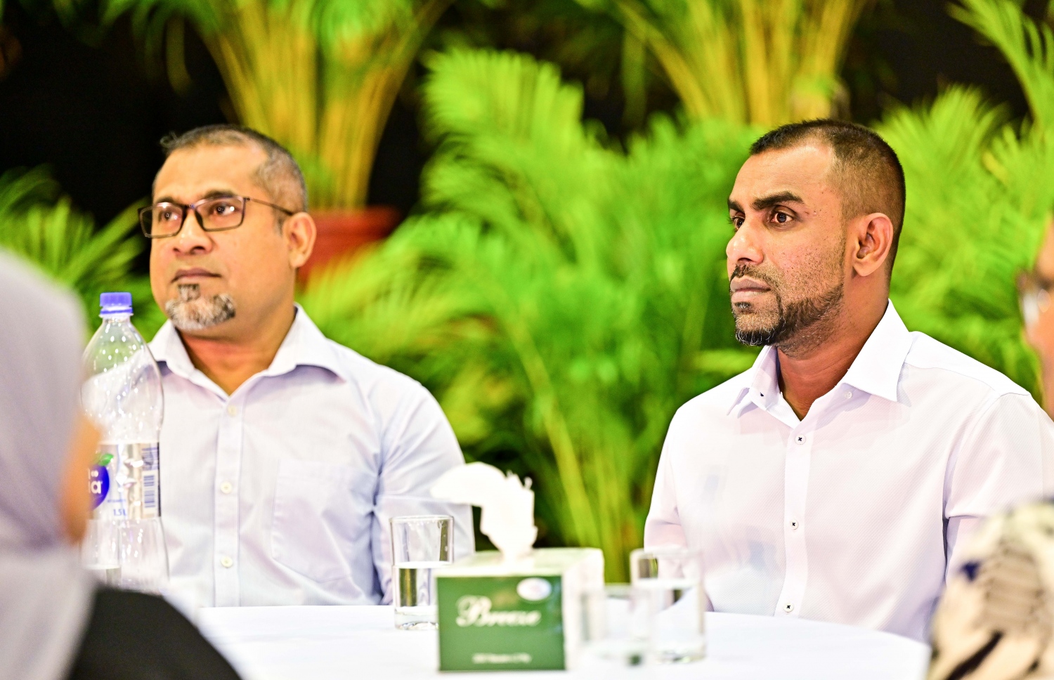 އިންތިހާބީ ރައީސް ޑރ. މުހައްމަދު މުއިއްޒު ނޫސްވެރިންނާ ބައްދަލު ކުރެއްވުމަށް ބޭއްވި ހަފުލާގައި ނޫސްވެރިން ބައިވެރިވަނީ.-- ފޮޓޯ: ފަޔާޒް މޫސާ /މިހާރު