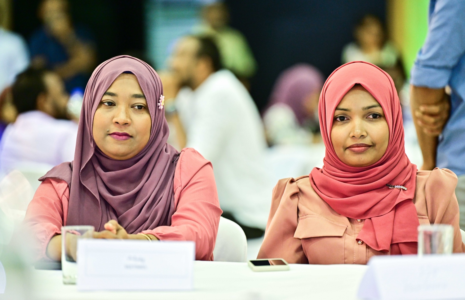 އިންތިހާބީ ރައީސް ޑރ. މުހައްމަދު މުއިއްޒު ނޫސްވެރިންނާ ބައްދަލު ކުރެއްވުމަށް ބޭއްވި ހަފުލާގައި ބްރޯޑްކާސްޓިން ކޮމިޝަންގެ ކުރީގެ މެމްބަރު ޒީނާ(ކ) އަދި ޒައިނާ(ވ) ބައިވެރިވަނީ.-- ފޮޓޯ: ފަޔާޒް މޫސާ /މިހާރު