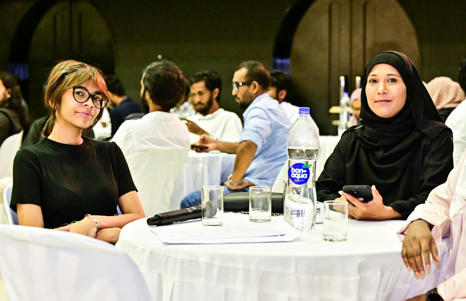 އިންތިހާބީ ރައީސް ޑރ. މުހައްމަދު މުއިއްޒު ނޫސްވެރިންނާ ބައްދަލު ކުރެއްވުމަށް ބޭއްވި ހަފުލާގައި ނޫސްވެރިން ބައިވެރިވަނީ.-- ފޮޓޯ: ފަޔާޒް މޫސާ /މިހާރު