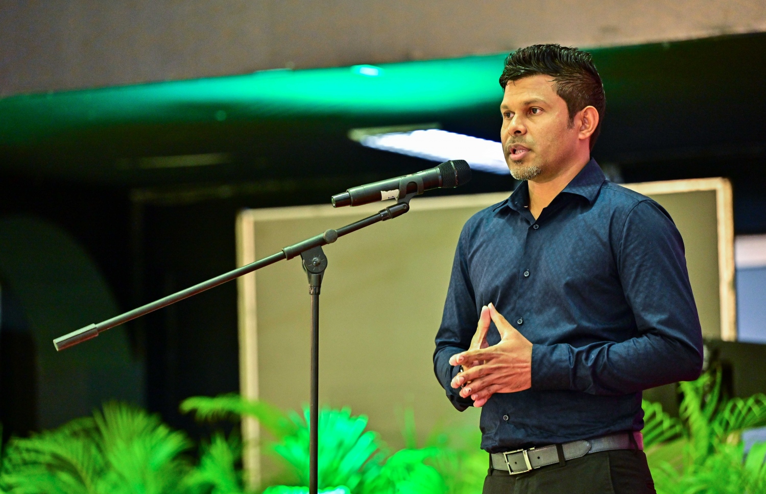 އިންތިހާބީ ރައީސް ޑރ. މުހައްމަދު މުއިއްޒު ނޫސްވެރިންނާ ބައްދަލު ކުރެއްވުމަށް ބޭއްވި ހަފުލާގައި އިންތިހާބީ ނައިބު ރައީސް ހުސެން މުހައްމަދު ލަތީފް ވާހަކަ ދައްކަވަނީ.-- ފޮޓޯ: ފަޔާޒް މޫސާ /މިހާރު