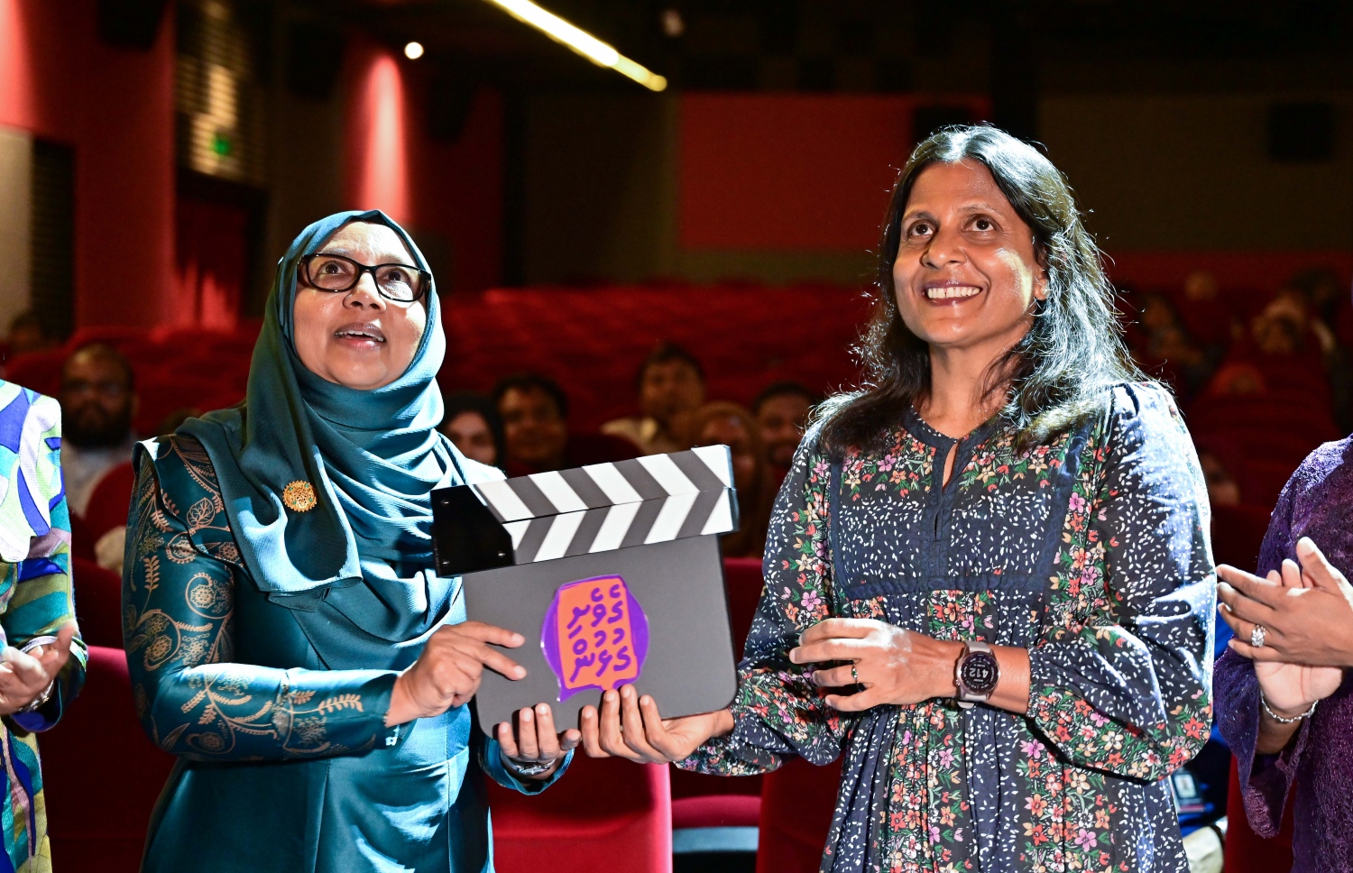 އާއިލީ ގުޅުމާ ބެހޭ ގޮތުން ޖެންޑާ މިނިސްޓްރީން ހެދި ފިލްމު "ޒޯޔާ" ޕްރިމިއާ ކުރުމަށް ބޭއްވި ހަފުލާގައި ފަސްޓް ލޭޑީ ފަޒްނާ އަހުމަދާއި ޖެންޑާ މިނިސްޓަރު އައިޝަތު މުހައްމަދު ދީދީ އެ ފިލްމު ޕްރިމިއާ ކޮށްދެއްވަނީ.-- ފޮޓޯ: ނިޝާން އަލީ | މިހާރު