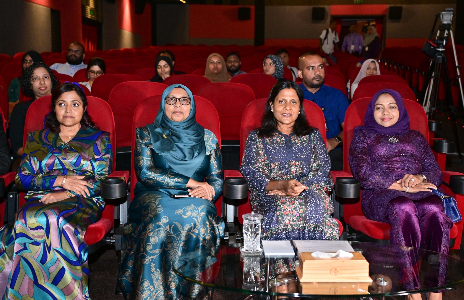 އާއިލީ ގުޅުމާ ބެހޭ ގޮތުން ޖެންޑާ މިނިސްޓްރީން ހެދި ފިލްމު "ޒޯޔާ" ޕްރިމިއާ ކުރުމަށް ބޭއްވި ހަފުލާގައި (ކ-ވ) ޖެންޑާގެ ސްޓޭޓް މިނިސްޓަރު ޒިފްލީނާ ހަސަން އާއި ފަސްޓް ލޭޑީ ފަޒްނާ އަހުމަދާއި ޖެންޑާ މިނިސްޓަރު އައިޝަތު މުހައްމަދު ދީދީ އަދި ހެރިޓޭޖް މިނިސްޓަރު ޔުމްނާ މައުމޫން.-- ފޮޓޯ: ނިޝާން އަލީ | މިހާރު