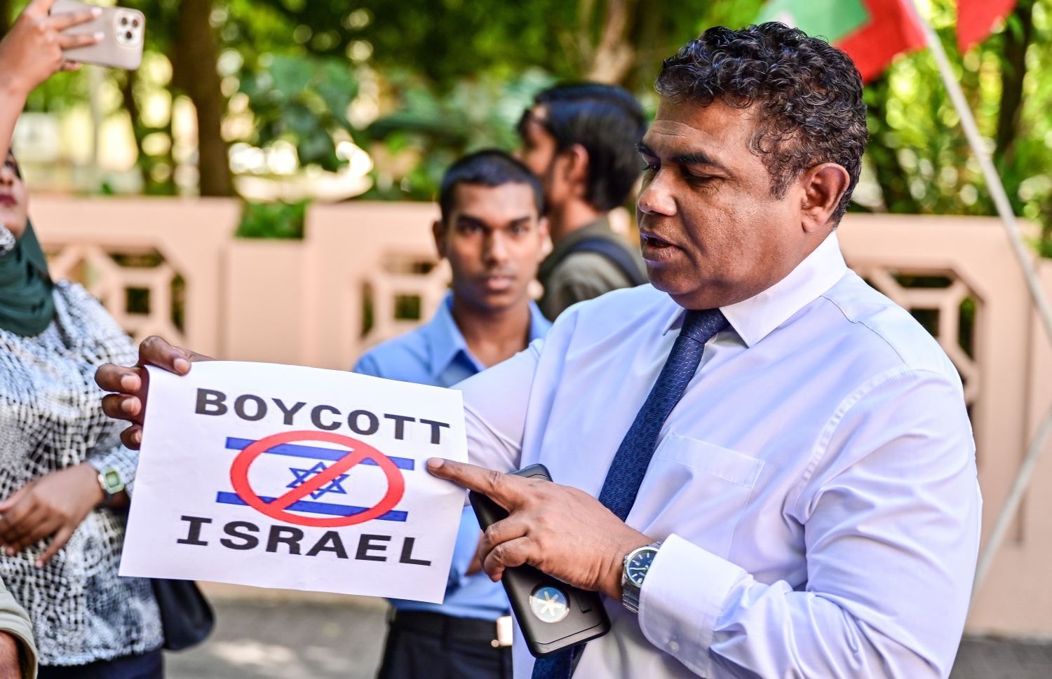 އިޒްރޭލު ޕާސްޕޯޓު މަނާ ކުރަން ގޮވާލާ ކުރި އިހުތިޖާޖުގެ ބައިވެރިންނާ މާފަންނު މެދު ދާއިރާގެ މެންބަރު އިބްރާހިމް ރަޝީދު ވާހަކަދައްކަވަނީ -- ފޮޓޯ: ފަޔާޒް މޫސާ/ މިހާރު