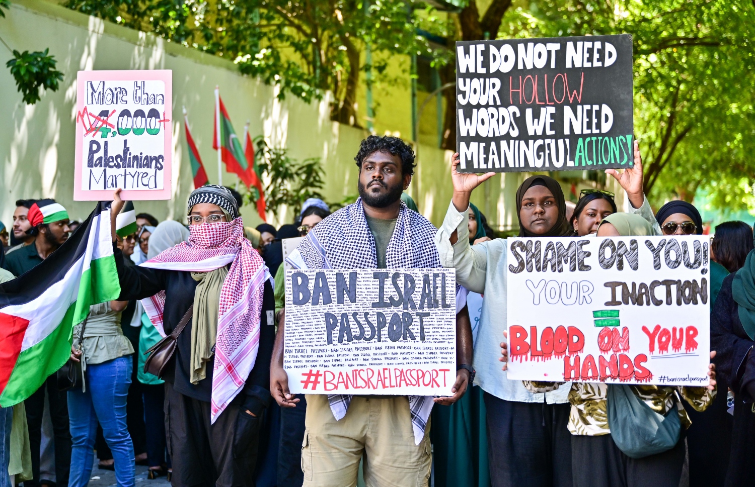 އިޒްރޭލު ޕާސްޕޯޓު މަނާ ކުރަން ގޮވާލާ ކުރި އިހުތިޖާޖުގެ ބައިވެރިންތަކެއް. -- ފޮޓޯ: ފަޔާޒް މޫސާ/ މިހާރު