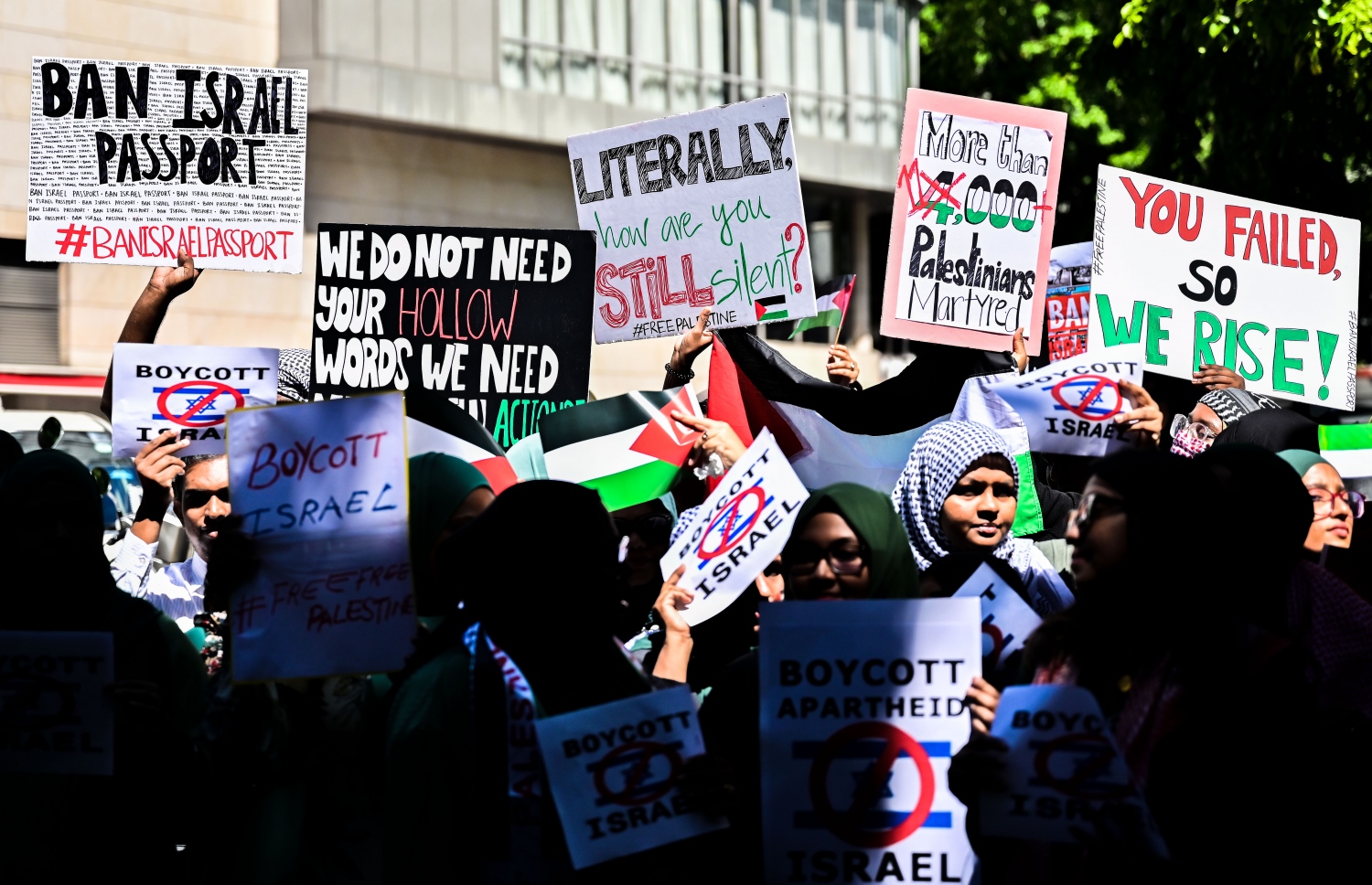 އިޒްރޭލުން ފަލަސްތީނުގެ މީހުންނާ ދެކޮޅަށް ހިންގާ ލާއިންސާނީ އަމަލުތައް ކުށްވެރިކޮށް، އެ ގައުމުގެ ޕާސްޕޯޓްގައި ރާއްޖެ އަށް ނާދެވޭ ގޮތް ހެދުމަށް ގޮވާލައި ޕްރެޝަރު ކުރުމަށް މިއަދު ރައްޔިތުންގެ މަޖިލީހުގެ އިދާރާގެ ކުރިމަތީ ބޭއްވި އިހުތިޖާޖުގެ ބައިވެރިން އަޑުއުފުލަނީ.--- ފޮޓޯ: ފަޔާޒު މޫސާ / މިހާރު