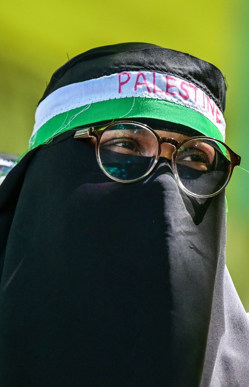 އިޒްރޭލުން ފަލަސްތީނުގެ މީހުންނާ ދެކޮޅަށް ހިންގާ ލާއިންސާނީ އަމަލުތައް ކުށްވެރިކޮށް، އެ ގައުމުގެ ޕާސްޕޯޓްގައި ރާއްޖެ އަށް ނާދެވޭ ގޮތް ހެދުމަށް ގޮވާލައި ޕްރެޝަރު ކުރުމަށް މިއަދު ރައްޔިތުންގެ މަޖިލީހުގެ އިދާރާ ކުރިމަތީ ބޭއްވި އިހުތިޖާޖުގެ ބައިވެރިއަކު މަޑުކޮށްލައިގެން.--- ފޮޓޯ: ފަޔާޒު މޫސާ / މިހާރު