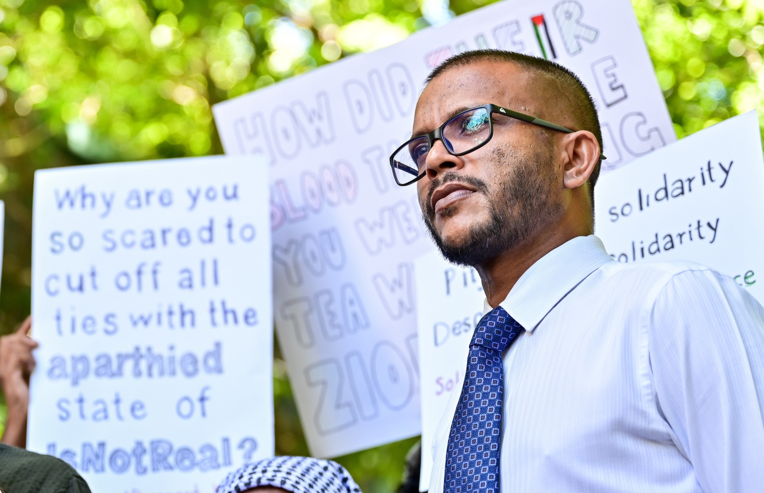 އިޒްރޭލުން ފަލަސްތީނުގެ މީހުންނާ ދެކޮޅަށް ހިންގާ ލާއިންސާނީ އަމަލުތައް ކުށްވެރިކޮށް، އެ ގައުމުގެ ޕާސްޕޯޓްގައި ރާއްޖެ އަށް ނާދެވޭ ގޮތް ހެދުމަށް ގޮވާލައި ޕްރެޝަރު ކުރުމަށް މިއަދު ރައްޔިތުންގެ މަޖިލީހުގެ އިދާރާ ކުރިމަތީ ބޭއްވި އިހުތިޖާޖުގައި ބައިވެރިންނާ ކުޅުދުއްފުށީ އުތުރު ދާއިރާގެ މެމްބަރު ޔާސިރު އަބްދުއްލަތީފް ވާހަކަ ދައްކަވަނީ.-- ފޮޓޯ: ފަޔާޒު މޫސާ / މިހާރު