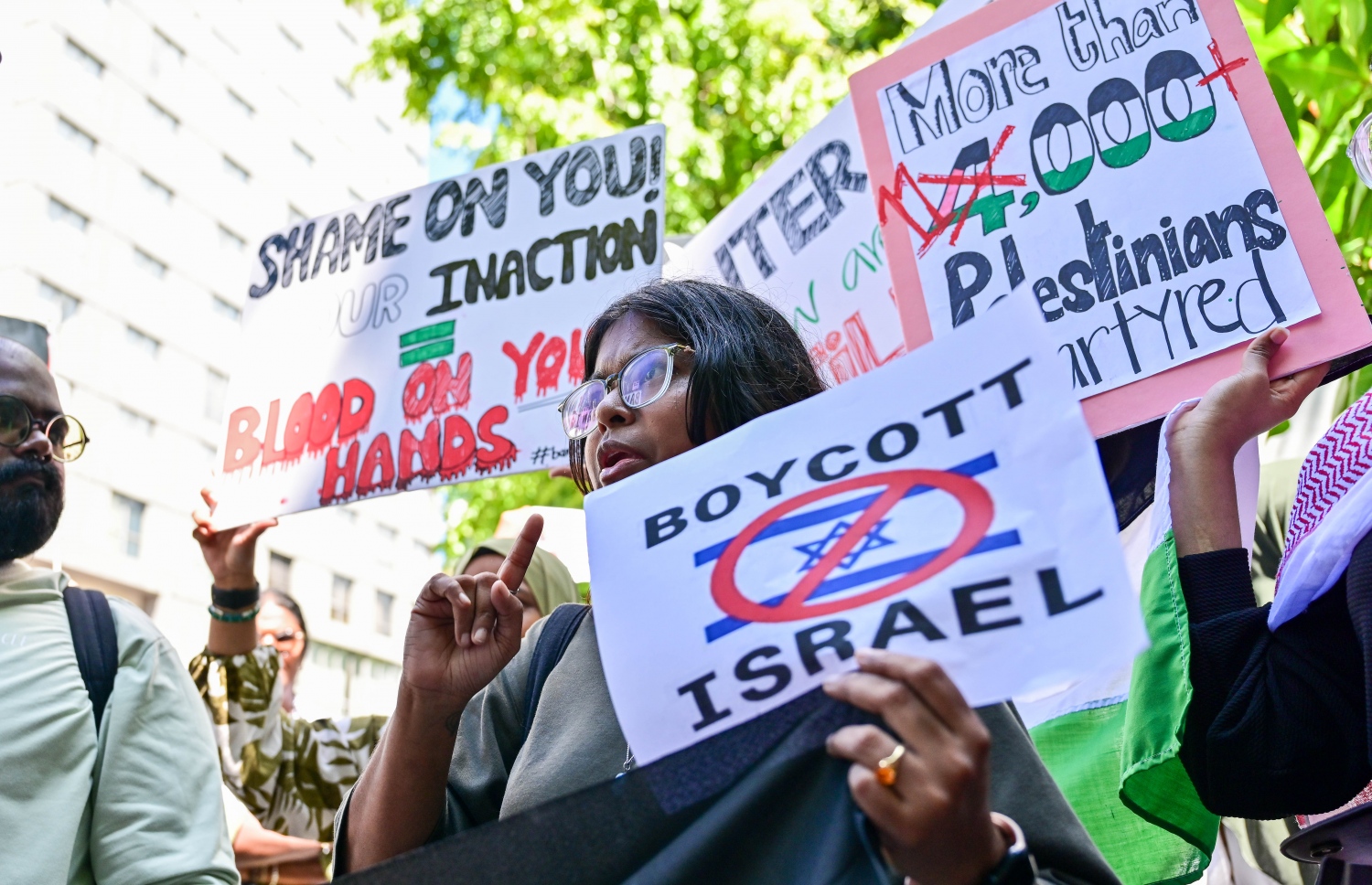 އިޒްރޭލުން ފަލަސްތީނުގެ މީހުންނާ ދެކޮޅަށް ހިންގާ ލާއިންސާނީ އަމަލުތައް ކުށްވެރިކޮށް، އެ ގައުމުގެ ޕާސްޕޯޓްގައި ރާއްޖެ އަށް ނާދެވޭ ގޮތް ހެދުމަށް ގޮވާލައި ޕްރެޝަރު ކުރުމަށް މިއަދު ރައްޔިތުންގެ މަޖިލީހުގެ އިދާރާ ކުރިމަތީ ބޭއްވި އިހުތިޖާޖުގެ ބައެއް ބައިވެރިން.--- ފޮޓޯ: ފަޔާޒު މޫސާ / މިހާރު