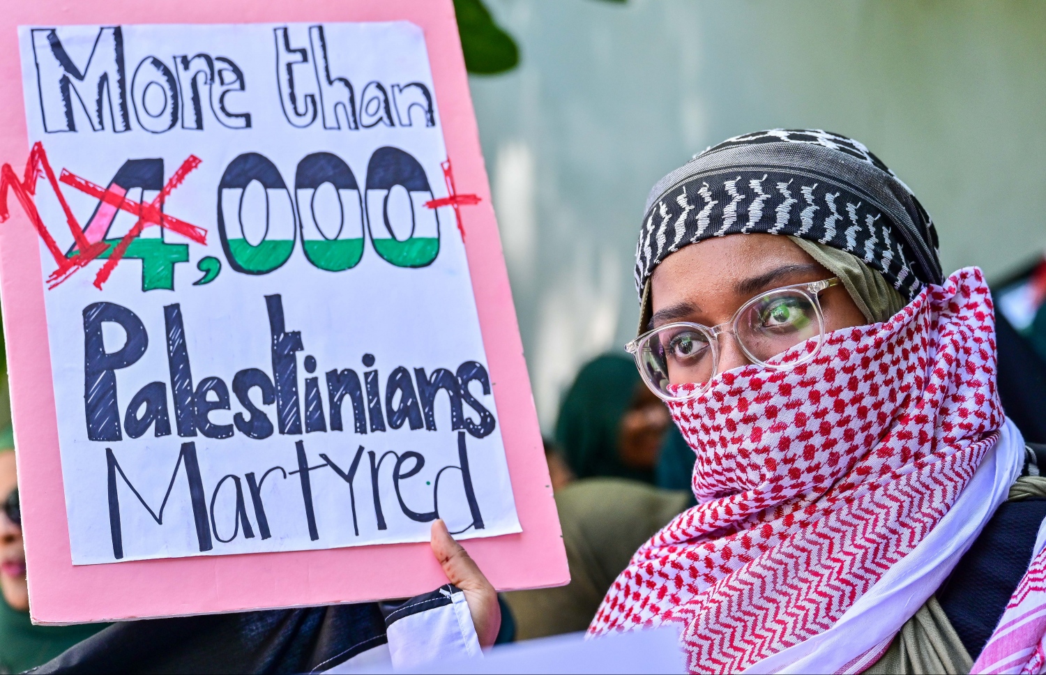 އިޒްރޭލުން ފަލަސްތީނުގެ މީހުންނާ ދެކޮޅަށް ހިންގާ ލާއިންސާނީ އަމަލުތައް ކުށްވެރިކޮށް، އެ ގައުމުގެ ޕާސްޕޯޓްގައި ރާއްޖެ އަށް ނާދެވޭ ގޮތް ހެދުމަށް ގޮވާލައި ޕްރެޝަރު ކުރުމަށް މިއަދު ރައްޔިތުންގެ މަޖިލީހުގެ އިދާރާ ކުރިމަތީ ބޭއްވި އިހުތިޖާޖުގެ ބައިވެރިއަކު ޕޯސްޓަރެއް ހިފައިގެން މަޑުކޮށްލައިގެން.--- ފޮޓޯ: ފަޔާޒު މޫސާ / މިހާރު