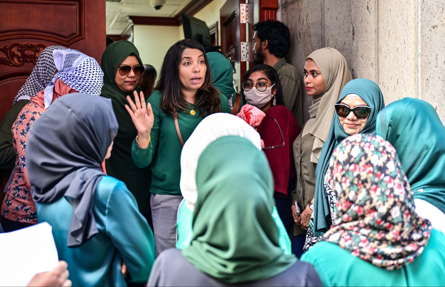 އިޒްރޭލުން ފަލަސްތީނުގެ މީހުންނާ ދެކޮޅަށް ހިންގާ ލާއިންސާނީ އަމަލުތައް ކުށްވެރިކޮށް، އެ ގައުމުގެ ޕާސްޕޯޓްގައި ރާއްޖެ އަށް ނާދެވޭ ގޮތް ހެދުމަށް ގޮވާލައި ޕްރެޝަރު ކުރުމަށް މިއަދު ބޭއްވި އިހުތިޖާޖުގެ ބައިވެރިން ރައްޔިތުންގެ މަޖިލީހުގެ އިދާރާގެ ތެރޭގައި.--- ފޮޓޯ: ފަޔާޒު މޫސާ / މިހާރު