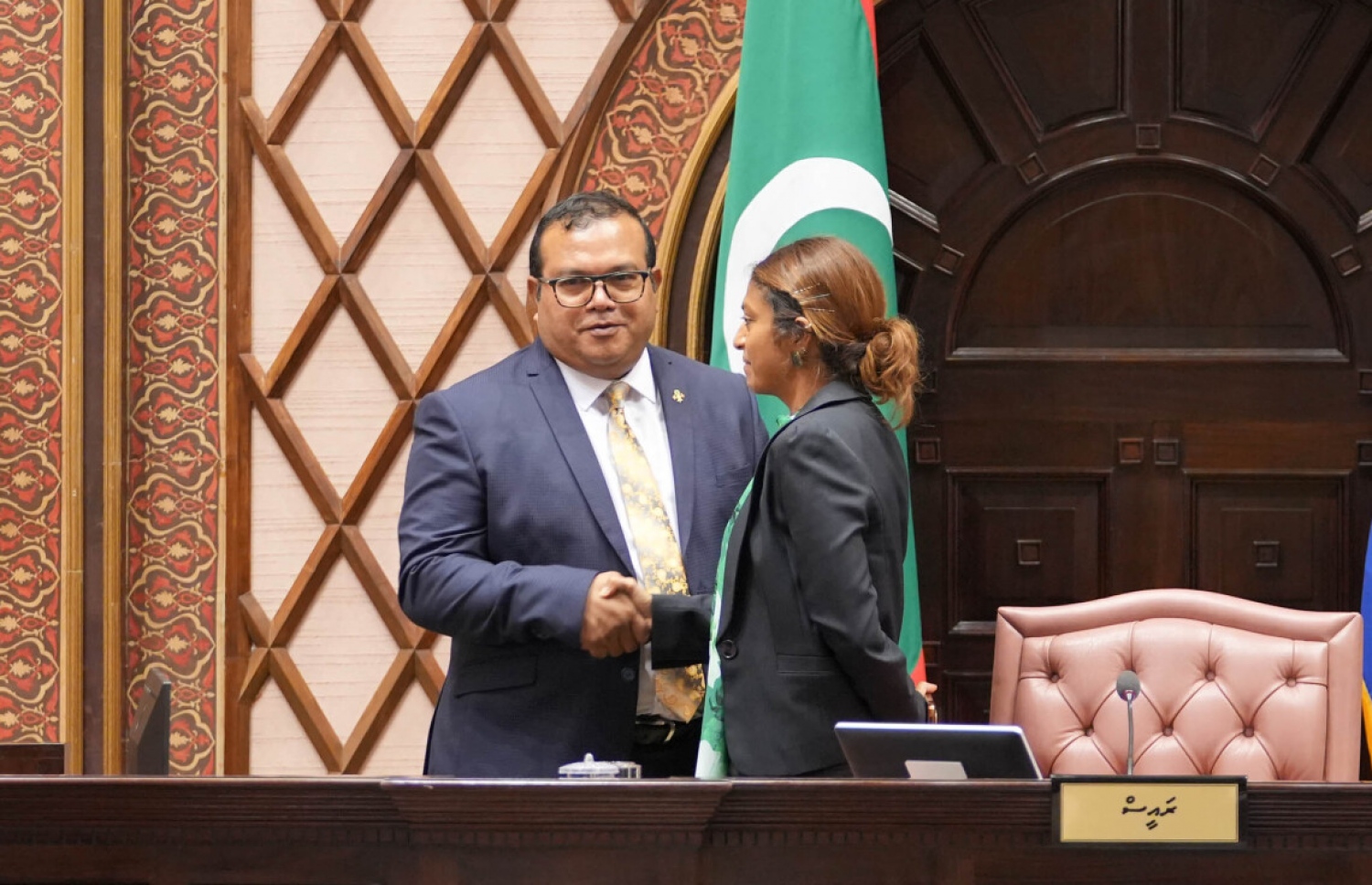 މަޖިލީހުގެ އާ ރައީސް ކަމަށް އަސްލަމް އިންތިހާބުވުމުން، އީވާ މަރުހަބާ ދަންނަވަނީ. --ފޮޓޯ: މަޖިލީހުގެ އިދާރާ