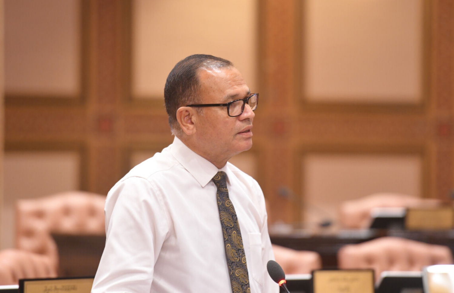 މަޑުއްވަރީ ދާއިރާގެ މެމްބަރު އާދަމް ޝަރީފް މަޖިލީހުގެ ޖަލްސާއެއްގައި ވާހަކަ ދައްކަވަނީ. --ފޮޓޯ: މަޖިލީހުގެ އިދާރާ