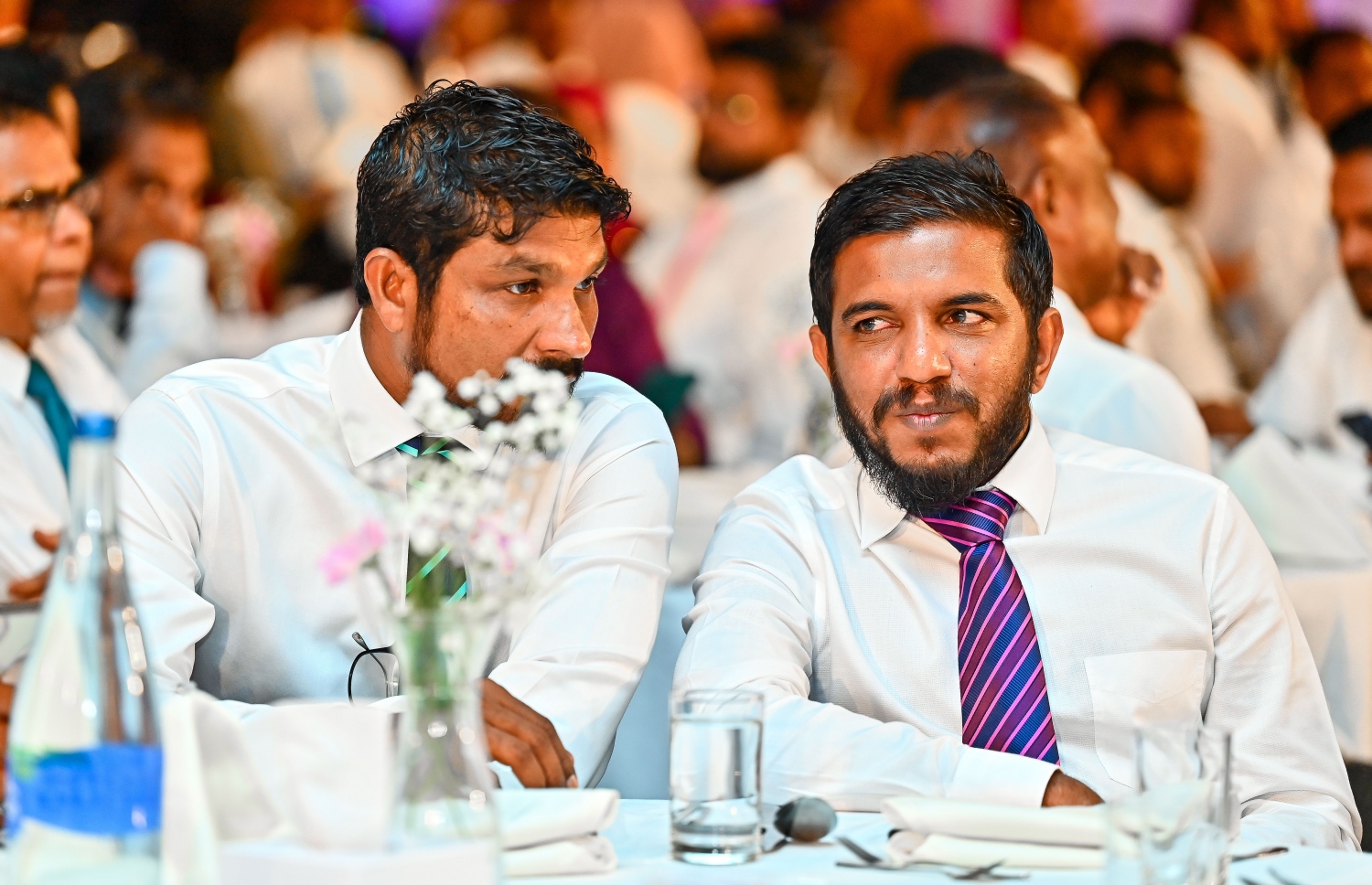 އިންތިހާބީ ރައީސް ޑރ. މުއިއްޒުގެ ވެރިކަމުގެ ފުރަތަމަ 100 ދުވަހުގެ ޕްލޭން އާންމުކުރަން ބޭއްވި ރަސްމިއްޔާތުގައި ފޮނަދޫ ދާއިރާގެ މެމްބަރު ސިރާޖު (ކ) އަދި ތުލުސްދޫ ދާއިރާގެ މެމްބަރު އިބްރާހިމް ހަސަން ބައިވެރިވެވަޑައިގަންނަވަނީ.---ފޮޓޯ: ފަޔާޒު މޫސާ| މިހާރު