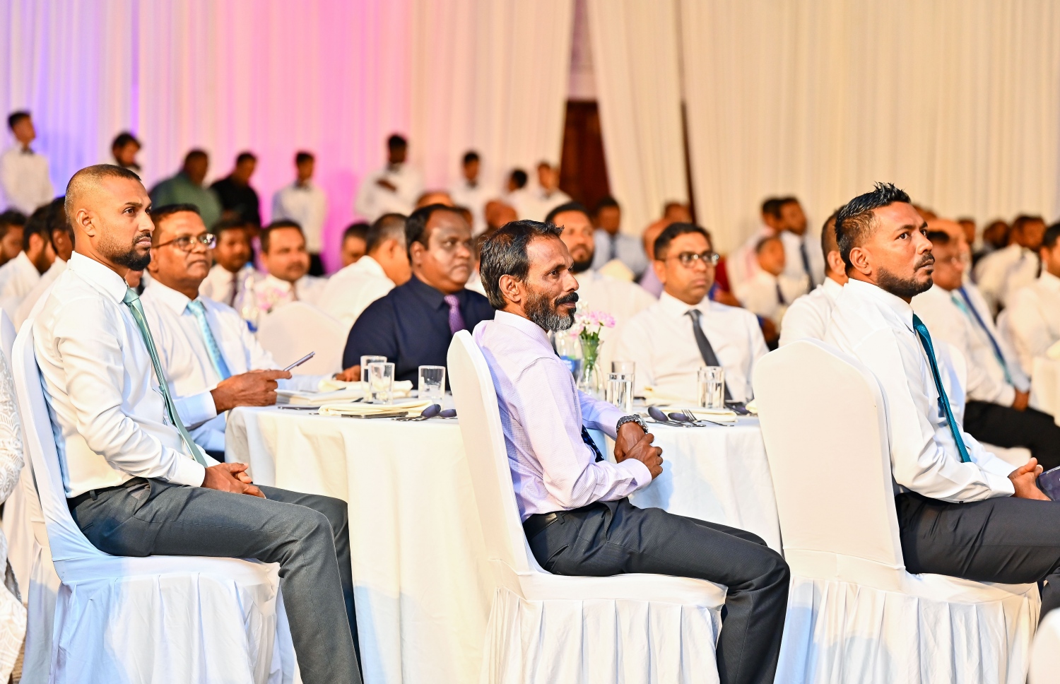 އިންތިހާބީ ރައީސް ޑރ. މުއިއްޒުގެ ވެރިކަމުގެ ފުރަތަމަ 100 ދުވަހުގެ ޕްލޭން އާންމުކުރަން ބޭއްވި ރަސްމިއްޔާތުގައި ބައިވެރިވެވަޑައިގެންނެވި ބައެއް ބޭފުޅުން.---ފޮޓޯ: ފަޔާޒު މޫސާ| މިހާރު