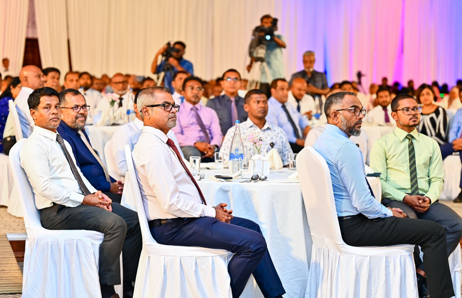 އިންތިހާބީ ރައީސް ޑރ. މުއިއްޒުގެ ވެރިކަމުގެ ފުރަތަމަ 100 ދުވަހުގެ ޕްލޭން އާންމުކުރަން ބޭއްވި ރަސްމިއްޔާތުގައި ބައިވެރިވެވަޑައިގެންނެވި ބައެއް ބޭފުޅުން.---ފޮޓޯ: ފަޔާޒު މޫސާ| މިހާރު