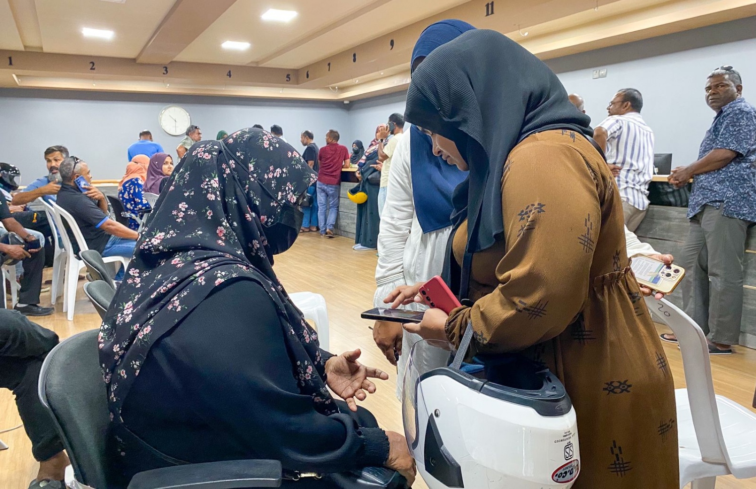 ގެދޮރުވެރިޔާ ފްލެޓްތަކުގެ މައްސަލާގައި ޝަކުވާއާ އެކު ދިޔަ މީހުން ހައުސިން މިނިސްޓްރީގައި. -- ފޮޓޯ: ފަޔާޒް މޫސާ | މިހާރު