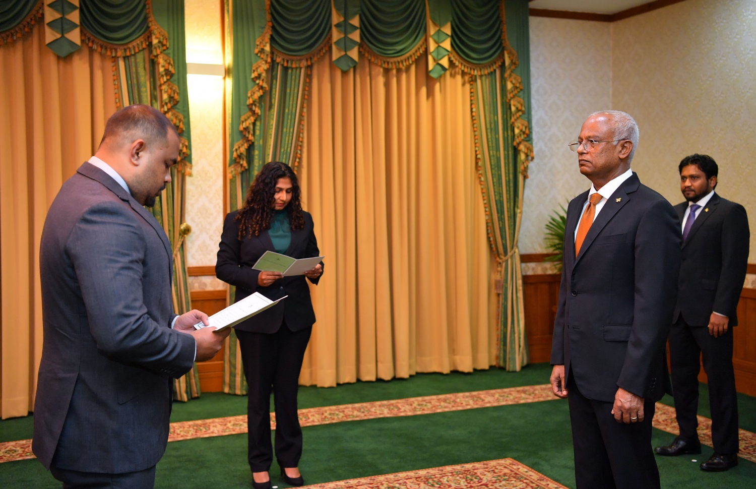 އިލެކްޝަންސް ކޮމިޝަން (އީސީ)ގެ މެމްބަރު ކަމަށް އިތުރު ދައުރަކަށް އަލީ ނަޝާތު އައްޔަންކުރެއްވުމަށް ރައީސް އޮފީހުގައި ބޭއްވި ރަސްމިއްޔާތުގައި ސުޕްރީމް ކޯޓުގެ ފަނޑިޔާރު ޑރ. އަޒްމިރަލްދާ ޒާހިރު އޭނާ އަށް ހުވާލައިދެއްވަނީ.-- ފޮޓޯ: ރައީސް އޮފީސް