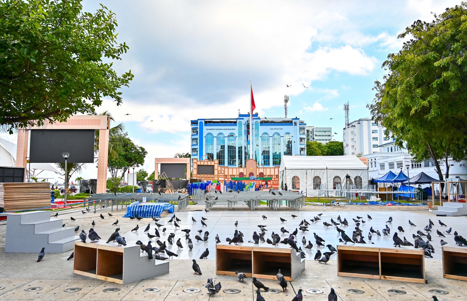 އިންތިހާބީ ރައީސް މުއިއްޒު މަގާމުގެ ހުވާކުރައްވާ ޖަލްސާއަށް ޖުމްހޫރީ މައިދާން ތައްޔާރުކުމުގެ ފަހުގެ ތައްޔާރީތައް ކުރިއަށް ދަނީ -- ފޮޓޯ: ފަޔާޒު މޫސާ | މިހާރު