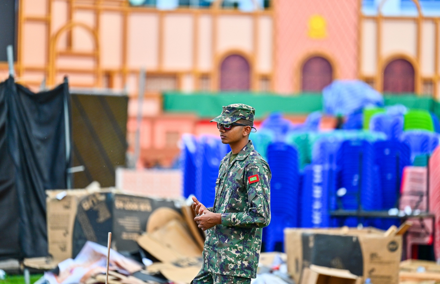 އިންތިހާބީ ރައީސް މުއިއްޒު މަގާމުގެ ހުވާކުރައްވާ ޖަލްސާއަށް ޖުމްހޫރީ މައިދާން ތައްޔާރުކުމުގެ ފަހުގެ ތައްޔާރީތައް ކުރިއަށް ދާއިރު ސިފައިން އެ ސަރަހައްދު ސެކިއުރިޓީ ބަލަހައްޓަމުން ދަނީ -- ފޮޓޯ: ފަޔާޒު މޫސާ | މިހާރު