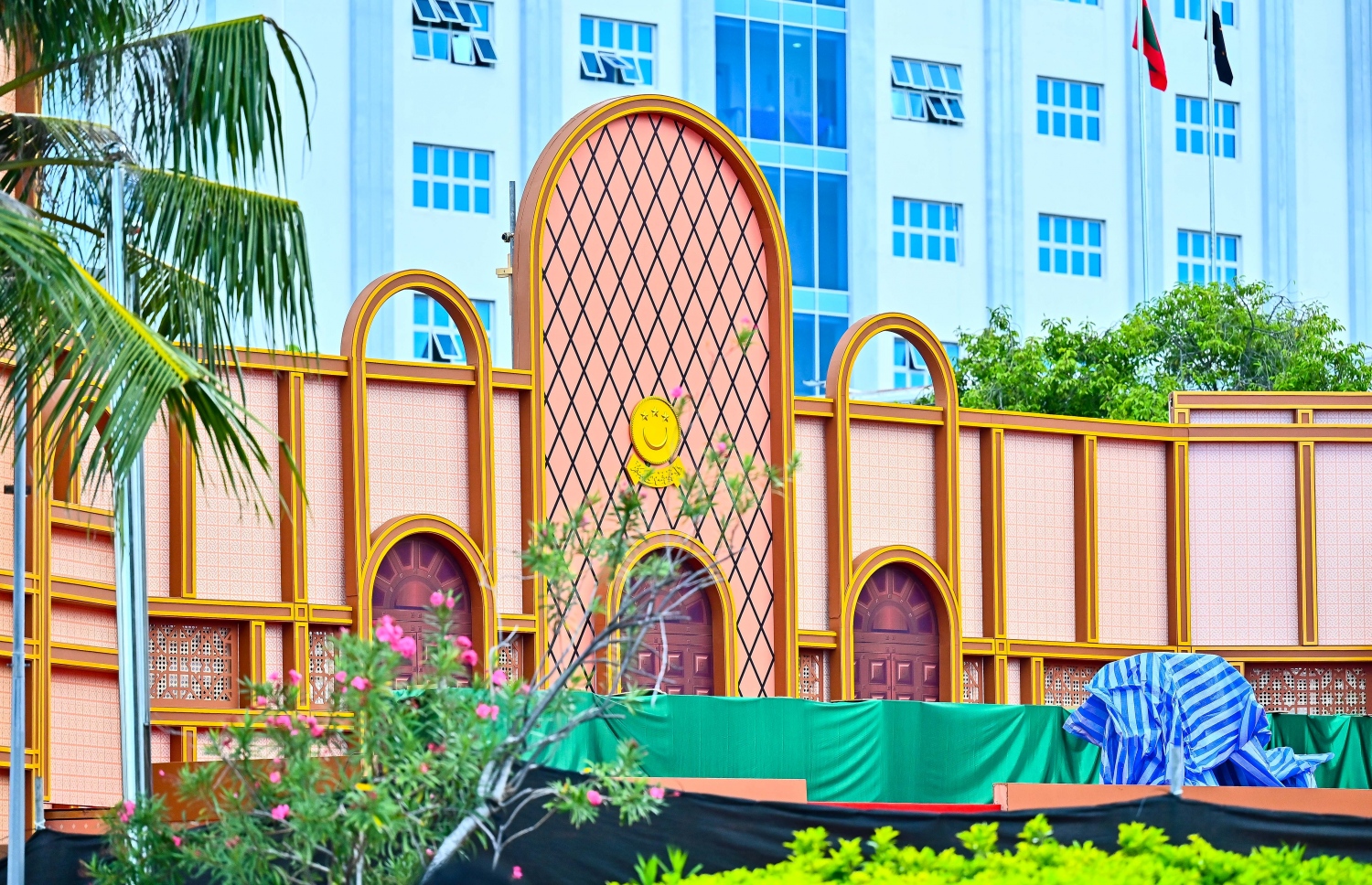 އިންތިހާބީ ރައިސް ޑރ މުއިއްޒު ހުވާކުރުމަށް ބާއްވާ މަޖިލިސް ޖަލްސާއަށް ޖުމްހޫރީ މައިދާން ތައްޔާރުކޮއްފަ.  ހުވާކުރެއްވުމުގެ ރަސްމިއްޔާތަށް އާންމުންގެ 1،000 މީހުންނަށް ވަދެވޭނެ -- ފޮޓޯ: ފަޔާޒު މޫސާ | މިހާރު