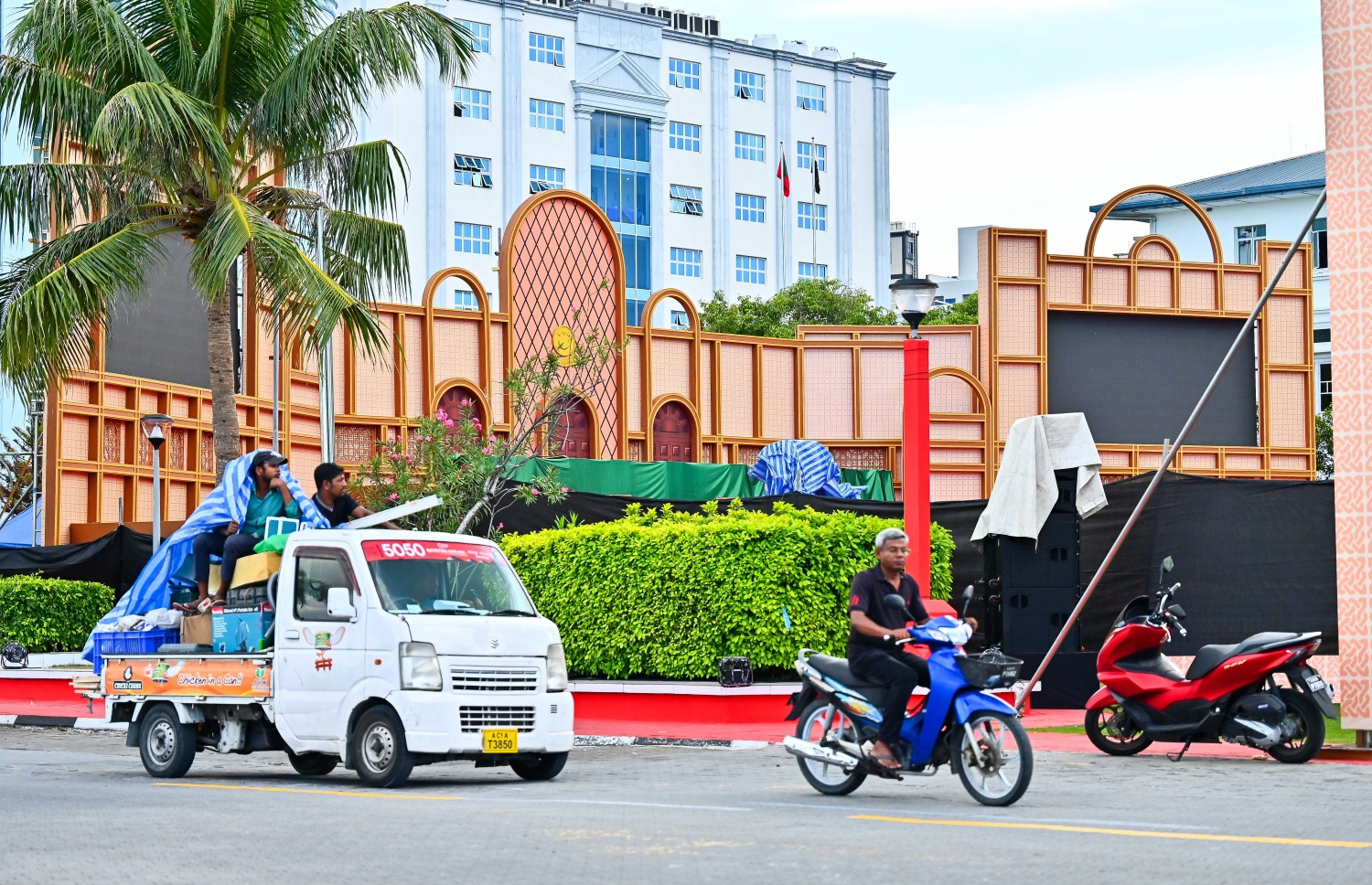 އިންތިހާބީ ރައީސް ޑރ މުހައްމދު މުއިއްޒު މަގާމުގެ ހުވާކުރައްވާ، ރައްޔިތުންގެ މަޖިލިހުގެ ޖަލްސާއަށް ޖުމްހޫރީ މައިދާން ތައްޔާރުކުރަނީ --ފޮޓޯ: ފަޔާޒު މޫސާ| މިހާރު