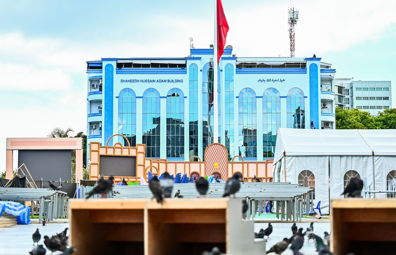 އިންތިހާބީ ރައިސް ޑރ މުއިއްޒު ހުވާކުރުމަށް ބާއްވާ މަޖިލިސް ޖަލްސާއަށް ޖުމްހޫރީ މައިދާން ތައްޔާރުކޮއްފަ -- ފޮޓޯ: ފަޔާޒު މޫސާ | މިހާރު